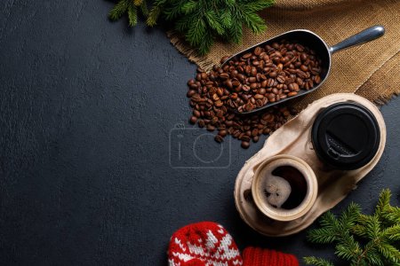 Foto de Taza de café, granos de café tostados y ramas de abeto en un ambiente acogedor. Flat lay tarjeta de Navidad con espacio de copia - Imagen libre de derechos
