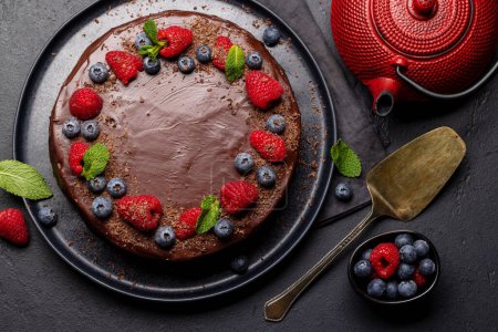 Foto de Chocolate cake dessert with fresh berries. Flat lay - Imagen libre de derechos