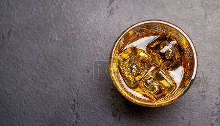 Foto de Whisky con cubitos de hielo cristalino. Con espacio para copias. Puesta plana - Imagen libre de derechos