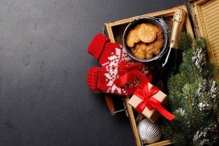 Foto de Caja festiva: Champán, pan de jengibre y decoración navideña. Piso con espacio de copia - Imagen libre de derechos