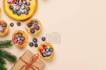 Téléchargez les photos : Délice festif : cupcakes de Noël ornés de baies. Pose plate avec espace de copie - en image libre de droit