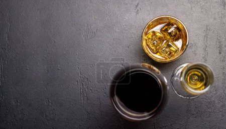 Foto de Whisky, vino, bebidas de champán, elegante y seductor. Piso con espacio de copia - Imagen libre de derechos