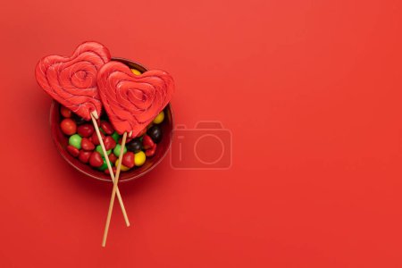 Foto de Candy sweets and copy space for your greetings. Valentines day candy hearts. Flat lay - Imagen libre de derechos