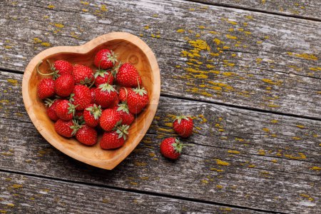 Foto de Las fresas en el tazón del corazón - el Día de San Valentín. Piso con espacio de copia - Imagen libre de derechos
