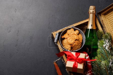 Téléchargez les photos : Coffret de fête : Champagne, pain d'épice et décor de vacances. Pose plate avec espace de copie - en image libre de droit