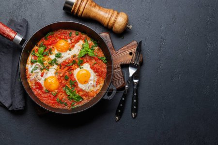 Téléchargez les photos : Délicieux petit déjeuner shakshuka dans une casserole. Pose plate - en image libre de droit