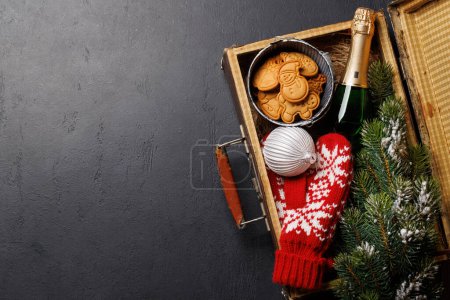 Foto de Caja festiva: Champán, pan de jengibre y decoración navideña. Piso con espacio de copia - Imagen libre de derechos