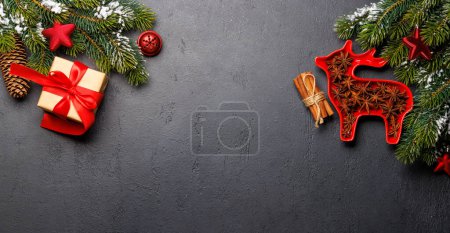 Téléchargez les photos : Charme de fête : fond de Noël avec sapin, épices et espace de copie pour les salutations. Pose plate avec espace de copie - en image libre de droit