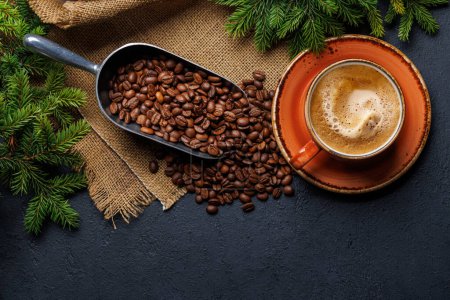 Foto de Taza de café, granos de café tostados y ramas de abeto en un ambiente acogedor. Flat lay tarjeta de Navidad con espacio de copia - Imagen libre de derechos