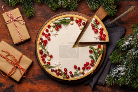 Téléchargez les photos : Festive indulgence : gâteau de Noël orné de baies et de romarin - en image libre de droit