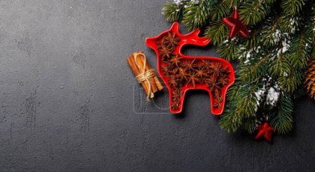 Foto de Encanto festivo: fondo navideño con abeto, especias y espacio de copia para saludos. Piso con espacio de copia - Imagen libre de derechos