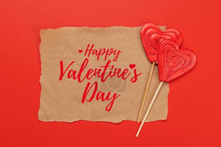 Téléchargez les photos : Bonbons bonbons et carte de voeux pour vos salutations. Coeurs de bonbons Saint-Valentin. Pose plate - en image libre de droit