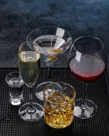 Téléchargez les photos : Whisky, vin, champagne, cocktails, élégant et séduisant. Avec espace de copie - en image libre de droit