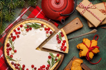 Téléchargez les photos : Festive indulgence : gâteau de Noël orné de baies et de romarin - en image libre de droit