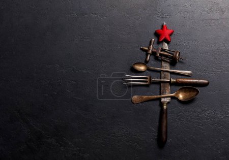 Foto de Estilo culinario festivo: utensilios de cocina en forma de árbol de Navidad. Piso con espacio de copia - Imagen libre de derechos