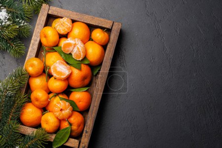 Téléchargez les photos : Festive agrumes joie : Tangerines dans une boîte à thème vacances, plat laïc avec espace de copie - en image libre de droit