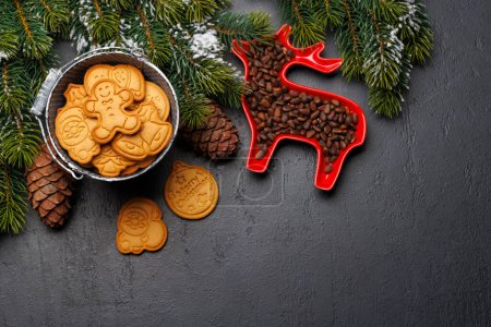 Foto de Encanto navideño festivo: fondo navideño con abeto, galletas de jengibre, nueces y espacio de copia para saludos. Piso con espacio de copia - Imagen libre de derechos