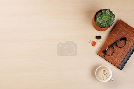 Téléchargez les photos : L'essentiel en milieu de travail : café, bloc-notes et fournitures. Pose plate avec espace de copie - en image libre de droit