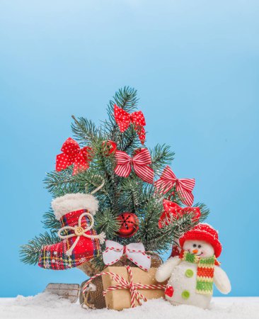 Téléchargez les photos : Charme d'hiver confortable : Petit arbre de Noël enneigé décoré avec espace de copie - en image libre de droit
