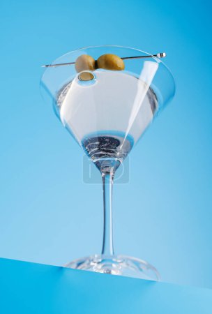Téléchargez les photos : Cocktail délice : Martini classique sur fond bleu frais - en image libre de droit