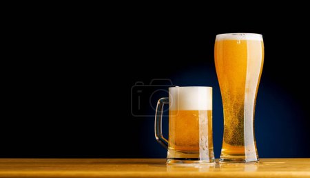 Téléchargez les photos : Bière sur le bar : Bière rafraîchissante sur une table en bois. Avec espace de copie - en image libre de droit