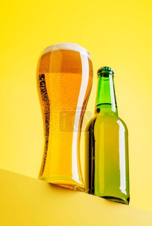 Foto de Beer bliss: Refrescante brebaje sobre un vibrante telón de fondo amarillo con espacio para copiar - Imagen libre de derechos