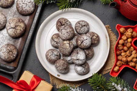 Téléchargez les photos : Biscuits de Noël et tisanes. Pose plate - en image libre de droit
