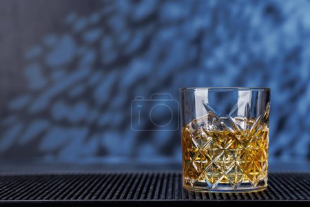 Foto de Whisky con cubitos de hielo cristalino. Con espacio de copia - Imagen libre de derechos