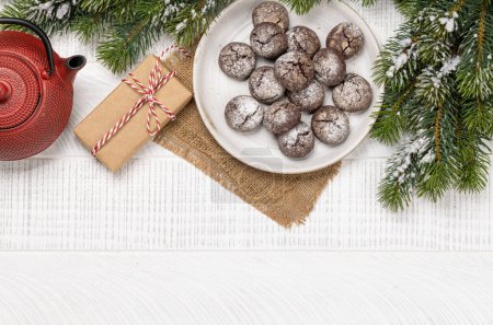 Téléchargez les photos : Biscuits de Noël et tisanes. Pose plate avec espace de copie - en image libre de droit