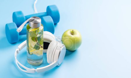 Foto de Estilo de vida saludable, deporte y concepto de dieta. Sombrillas, auriculares y comida saludable. Con espacio para tu texto - Imagen libre de derechos