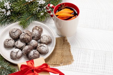 Téléchargez les photos : Biscuits de Noël et vin chaud. Avec espace de copie - en image libre de droit