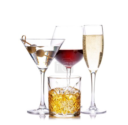 Foto de Whisky, vino, champán y bebidas de cóctel, elegantes y atractivas. Aislado sobre fondo blanco - Imagen libre de derechos