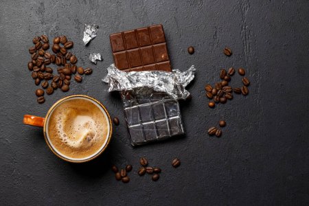 Téléchargez les photos : Pause café bonheur : barre de chocolat jumelée à une tasse de café. Pose plate avec espace de copie - en image libre de droit