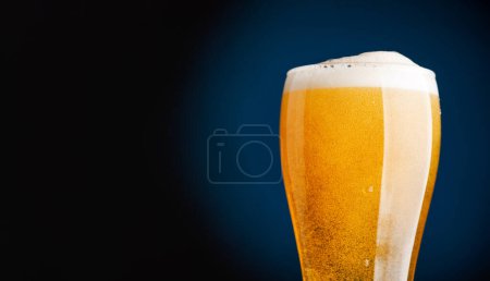 Téléchargez les photos : Bière sur le bar : Rafraîchissant brouillon brasser gros plan. Avec espace de copie - en image libre de droit