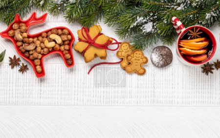 Téléchargez les photos : Biscuits de Noël et vin chaud. Pose plate avec espace de copie - en image libre de droit