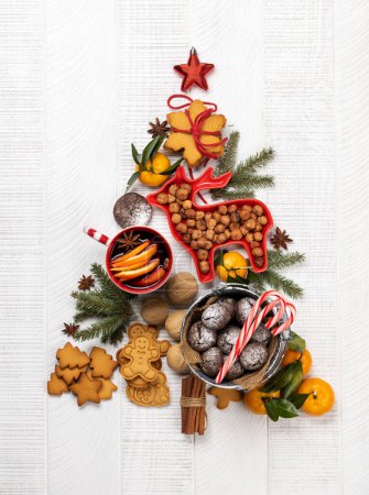 Foto de Difusión festiva: galletas en forma de árbol de Navidad, vino caliente con especias y decoración. Puesta plana - Imagen libre de derechos