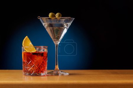Téléchargez les photos : Attrait cocktail : Boissons magnifiquement disposées sur une table de bar avec espace de copie - en image libre de droit