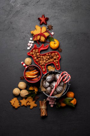 Foto de Difusión festiva: galletas en forma de árbol de Navidad, vino caliente con especias y decoración. Puesta plana - Imagen libre de derechos
