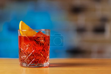 Téléchargez les photos : Cocktail allure : Cocktail negroni classique sur une table de bar avec espace de copie - en image libre de droit