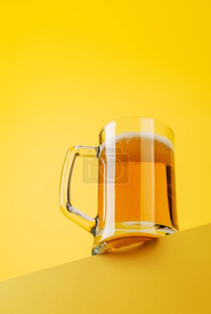 Téléchargez les photos : Bière béatitude : bière rafraîchissante sur fond jaune vif avec espace de copie - en image libre de droit