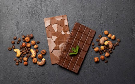 Téléchargez les photos : Douce tentation : Deux barres de chocolat sur fond de pierre - en image libre de droit