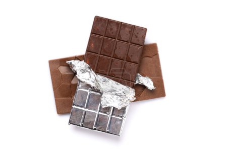 Téléchargez les photos : Douce tentation : Deux barres de chocolat isolées sur fond blanc - en image libre de droit