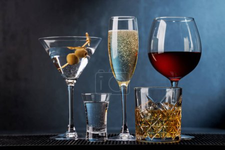 Foto de Whisky, vino, champán, copas de cóctel, elegante y seductor. Con espacio de copia - Imagen libre de derechos
