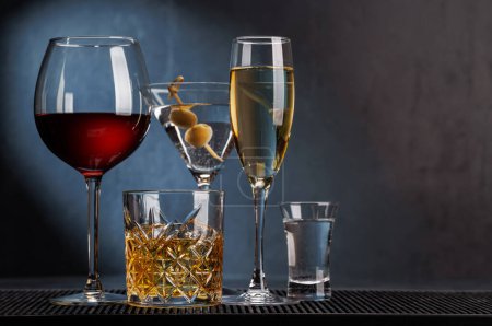 Whisky, vino, champán, copas de cóctel, elegante y seductor. Con espacio de copia