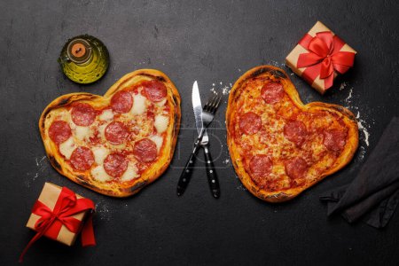 Téléchargez les photos : Pizzas en forme de cœur : Délicieux plat à thème amour. Pose plate - en image libre de droit