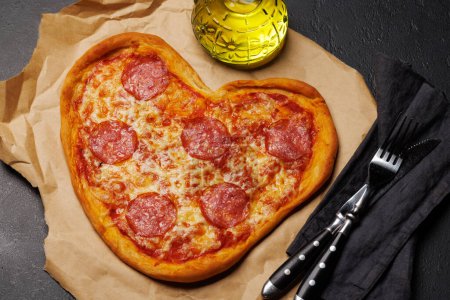 Foto de Pizza en forma de corazón: Delicioso plato con temática de amor. Puesta plana - Imagen libre de derechos