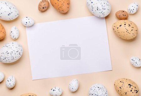 Foto de Delicias de Pascua: Huevos coloridos en un arreglo festivo. Piso con espacio de copia de la tarjeta - Imagen libre de derechos