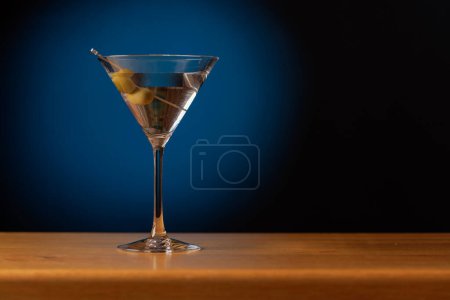 Foto de Atractivo cóctel: Cóctel clásico de martini en una mesa de bar con espacio para copiar - Imagen libre de derechos