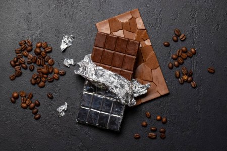 Foto de Dulce tentación: Dos barras de chocolate sobre fondo de piedra - Imagen libre de derechos