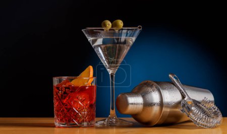 Téléchargez les photos : Cocktail allure : Boissons magnifiquement disposées sur une table de bar avec shaker - en image libre de droit